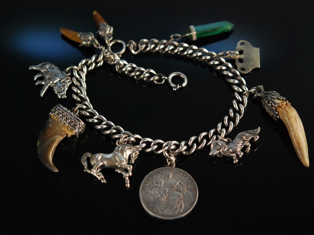 https://www.halsbandaffaire.de/bilder/produkte/gross/Muenchen-um-1930-Schoenes-Charivari-zur-Tracht-9-Anhaenger-an-Panzerkette-Silber-835_b7.jpg