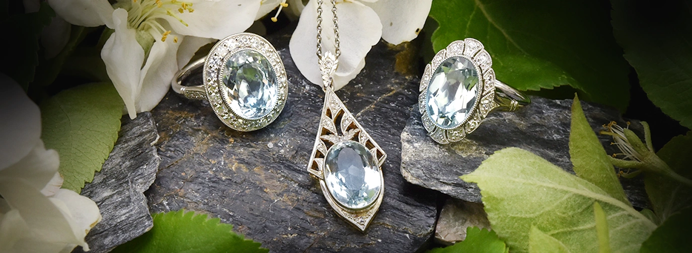 Aquamarin Ringe und Collier vor Apelblüten