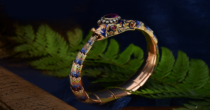 Ein Armreif mit bunten Emaille und Gold in Form einer Schlange