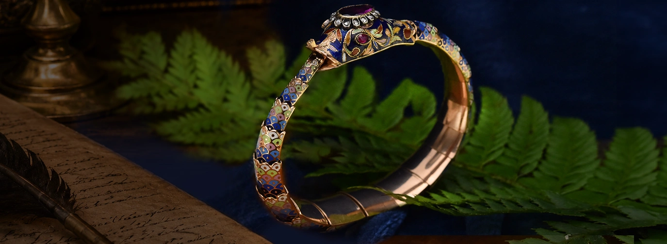 Ein Armreif mit bunten Emaille und Gold in Form einer Schlange