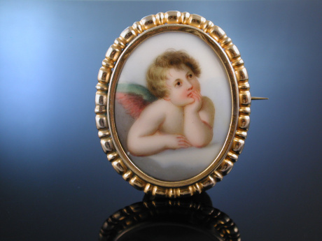 Porzellanbrosche Putto England um 1850 Metall, vergoldet