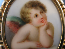 Porzellanbrosche Putto England um 1850 Metall, vergoldet