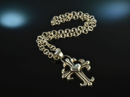 To the costume! Large pea chain with cross pendant...