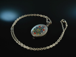 Around 1970! Beautiful medallion pendant with chain...