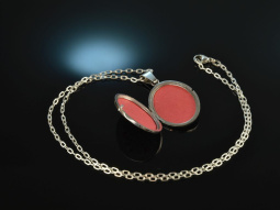 Around 1970! Beautiful medallion pendant with chain...