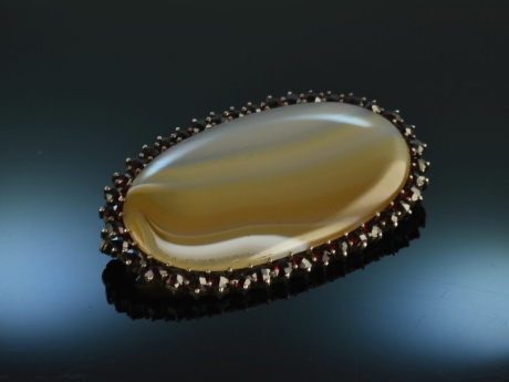 Vienna at 1900! Beautiful large striped agate brooch with garnet in silver