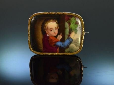 Der kleine Traubendieb um 1840! H&uuml;bsche Porzellan Brosche Tombak Rahmung