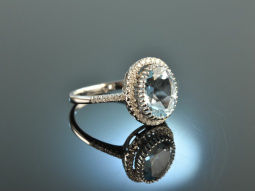 Sky Blue! Klassischer Ring mit Blau Topas und Brillanten...