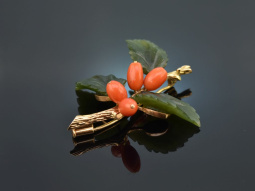Vienna around 1950! Gorgeous rose hip brooch nephrite...