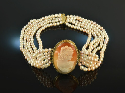 Around 1980! Especially beautiful cultured pearl necklace...