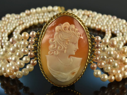 Around 1980! Especially beautiful cultured pearl necklace...
