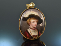 Um 1890! Anh&auml;nger mit Porzellan Miniatur Dame mit Federhut Silber vergoldet