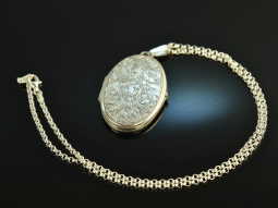 Around 1980! Large engraved medallion pendant with chain...