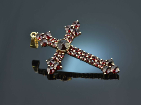 Around 1990! Beautiful cross pendant with garnets gold 585
