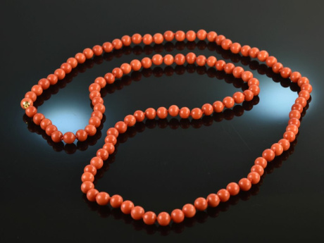 Around 1970! Especially beautiful long Mediterranean coral necklace gold 750