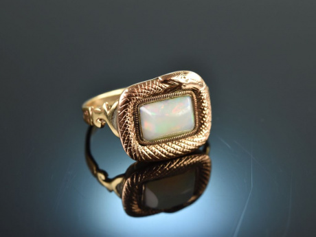Um 1815! Ouroboros Schlangen Ring mit Opal Rot Gold 585