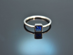 Royal Blue! Schlichter Ring mit einem Saphir Wei&szlig;...