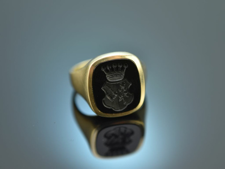 Around 2020! Classic coat of arms signet ring with onyx 333 gold