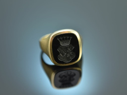 Around 2020! Classic coat of arms signet ring with onyx...