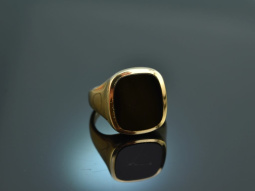 Around 2020! Classic coat of arms signet ring with onyx...