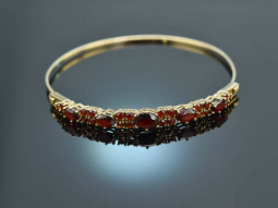 Around 1980! Simple bangle with garnets in 333 gold