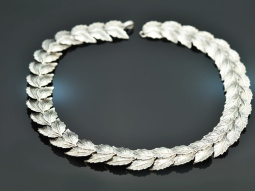 Um 1970! Besonders sch&ouml;nes Bl&auml;tter Collier...