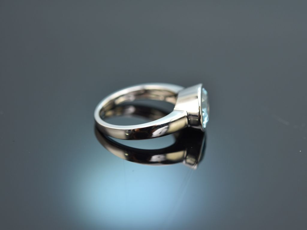 Sky Blue! Ring mit schönem Blau Topas Weiß Gold 585, 799,00 €