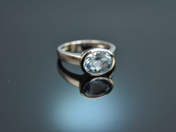 Sky Blue! Ring mit sch&ouml;nem Blau Topas Wei&szlig; Gold 585