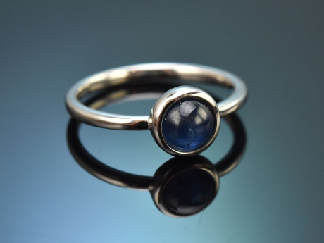 Zeitloser Design Ring mit feinem Saphir aus Wei&szlig; Gold 750