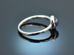 Zeitloser Design Ring mit feinem Saphir aus Wei&szlig;...
