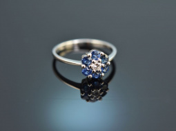 Blue Daisy! Klassischer Ring mit Saphiren und Brillant...