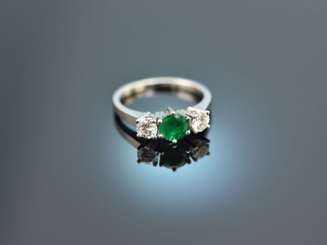 Um 1975! Feiner Smaragd Brillant Ring Wei&szlig; Gold 750