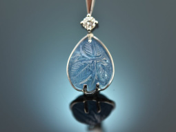 Around 1990! Elegant pendant with aquamarine in relief...