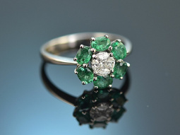 Green Blossom! Feiner Ring mit Smaragden und Diamanten...