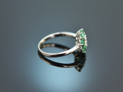 Green Blossom! Feiner Ring mit Smaragden und Diamanten Wei&szlig;gold 750