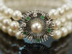 Around 1975! Fine 3-row Akoya cultured pearl bracelet...