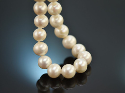Very classy! Single-row cultured pearl necklace with ball...