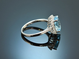 Klassischer Ring mit Blautopas und Brillanten...