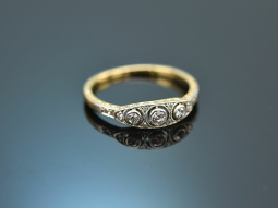 Around 1905! Historic ring with old european cut diamonds...