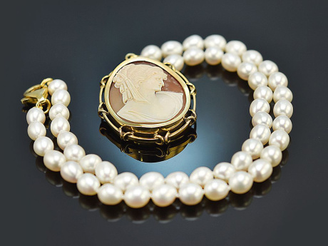 Around 1960! Pretty cultured pearl necklace with cameo pendant, gold-plated silver