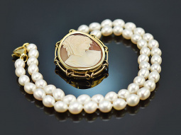 Around 1960! Pretty cultured pearl necklace with cameo...