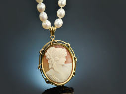 Around 1960! Pretty cultured pearl necklace with cameo...