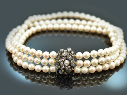 Around 1890 and 1980! Finest pearl necklace with old european cut diamonds gold 750