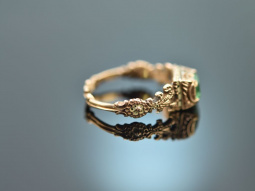 Um 1860! Neorenaissance Ring mit Smaragd und Zieremail Gold 585
