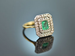 England around 1970! Beautiful emerald ring with diamonds 750 gold