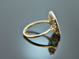 England around 1970! Beautiful emerald ring with diamonds 750 gold