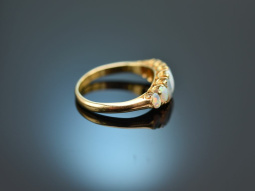 Around 1910! Beautiful opal ring with diamonds in 750 gold