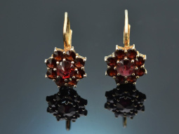 Around 1980! Beautiful garnet earrings made of...