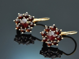 Around 1980! Beautiful garnet earrings made of...