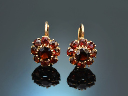 Around 1990! Classic garnet earrings in 8ct gold